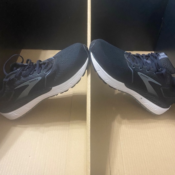 Brooks - Picture 3 of 3